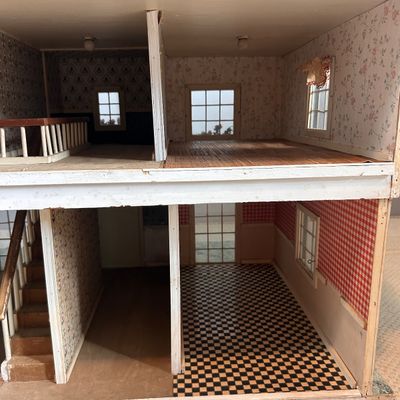 Vintage Colonial Style Dollhouse