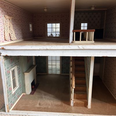 Vintage Colonial Style Dollhouse