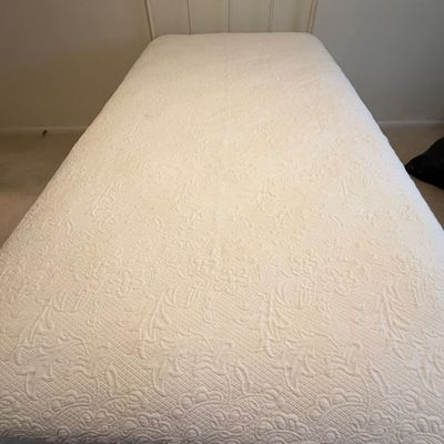 Matelassé and Quilted Bedding (BR2-BC)