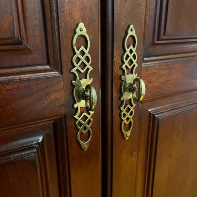 Queen Anne Style Entertainment Armoire (BR1-KA)