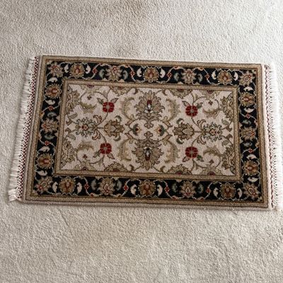 Gold and Black Glass Stand and Oriental Accent Throw Rug (MBB-BC)