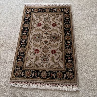 Gold and Black Glass Stand and Oriental Accent Throw Rug (MBB-BC)