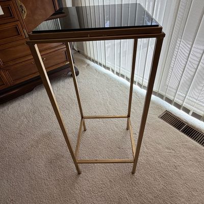 Gold and Black Glass Stand and Oriental Accent Throw Rug (MBB-BC)
