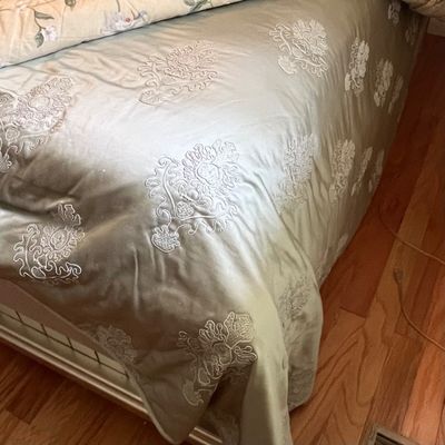 Bloomingdale’s, Williamsburg and More Queen Bedding (GB-BC)