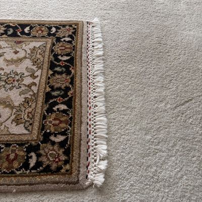 Gold and Black Glass Stand and Oriental Accent Throw Rug (MBB-BC)