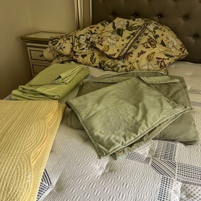 Bloomingdale’s, Williamsburg and More Queen Bedding (GB-BC)