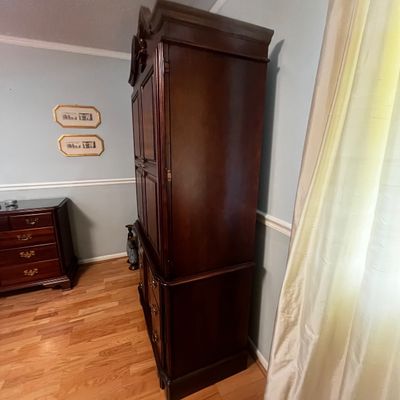 Queen Anne Style Entertainment Armoire (BR1-KA)