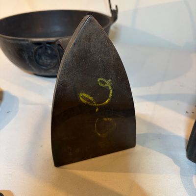 Cast Iron Cauldrons, Irons and Trivets (G-BC)