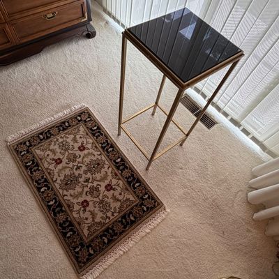 Gold and Black Glass Stand and Oriental Accent Throw Rug (MBB-BC)