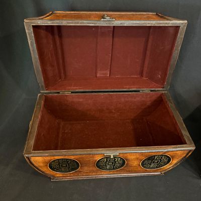 Five Unique Decorative Boxes and Pedestal Urn (D-SS)