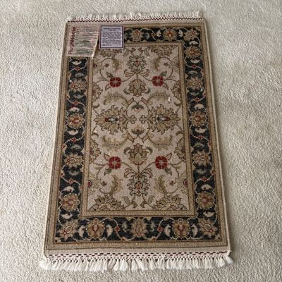 Gold and Black Glass Stand and Oriental Accent Throw Rug (MBB-BC)