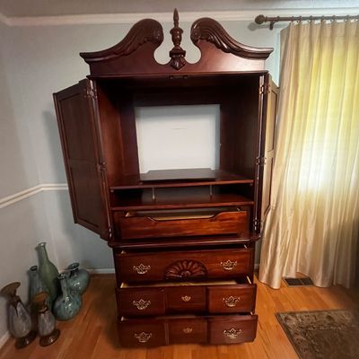 Queen Anne Style Entertainment Armoire (BR1-KA)