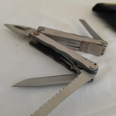 Leatherman w/Case, Assorted Knives & Flashlights (LR-JS)