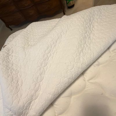Matelassé and Quilted Bedding (BR2-BC)