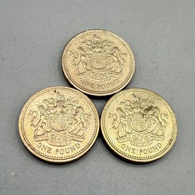 LOT 39: 1983 British Pound Coins (9) - Six with Upside Down Writing on Side Error
