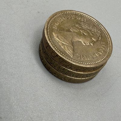 LOT 39: 1983 British Pound Coins (9) - Six with Upside Down Writing on Side Error