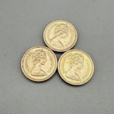 LOT 39: 1983 British Pound Coins (9) - Six with Upside Down Writing on Side Error