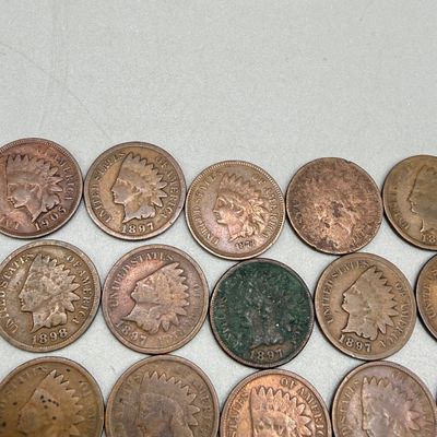 LOT 41: Antique US Coins - Indian Head Pennies (52)