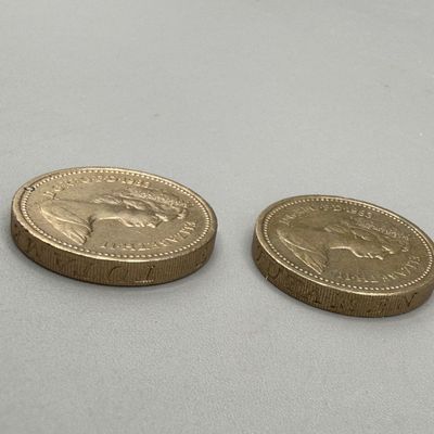 LOT 39: 1983 British Pound Coins (9) - Six with Upside Down Writing on Side Error