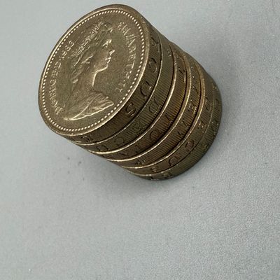 LOT 39: 1983 British Pound Coins (9) - Six with Upside Down Writing on Side Error