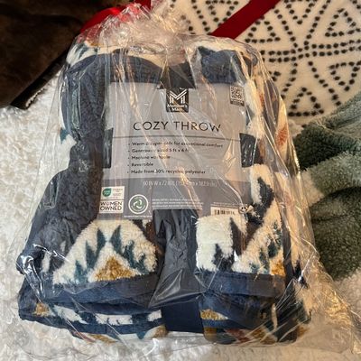 Cozy Blankets & Wearable Throws (P-RG)
