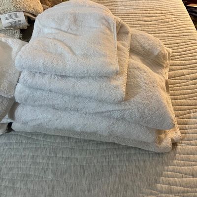 Bath Towels, Rugs & Shower Curtains (LC-RG)