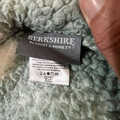 Cozy Blankets & Wearable Throws (P-RG)