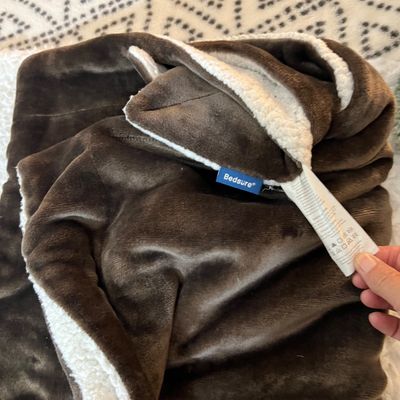 Cozy Blankets & Wearable Throws (P-RG)