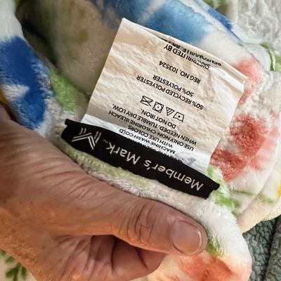 Cozy Blankets & Wearable Throws (P-RG)