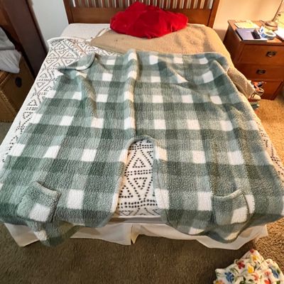 Cozy Blankets & Wearable Throws (P-RG)