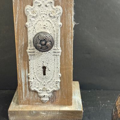 LOT 128: Door Knob Decor and More Including a Vintage Light Sconce