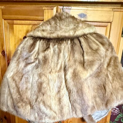 LOT 118: Vintage Mink Fur Stole / Cape Jacket