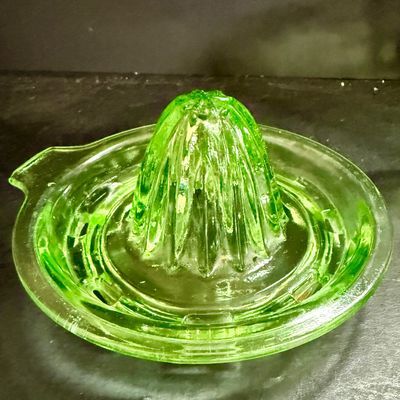 LOT 116: Vintage Uranium Glass Juicer and Measuring Cut. Set