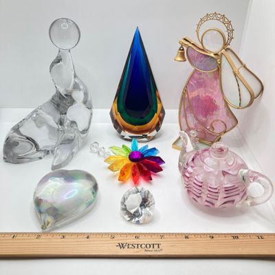 LOT 93: Colorful Art Glass - Paper Weights, Figurines and More