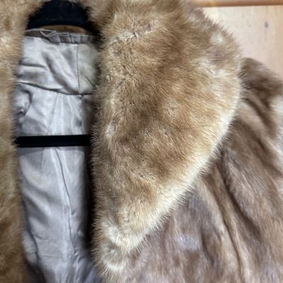 LOT 118: Vintage Mink Fur Stole / Cape Jacket