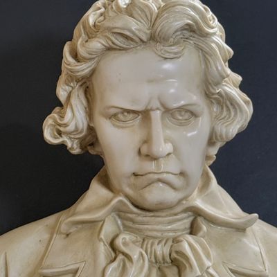 LOT 122: Large Poly-resin 18” Beethoven Bust, Thomas Collector’s Ed Radion Model BD=109 and Record Bowl