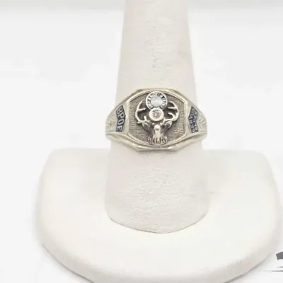 798 10kt gold ring with diamonds 8 4g