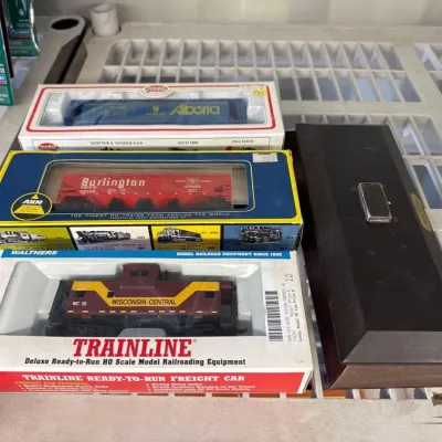 5038 3 ho scale trains and 2 display platforms