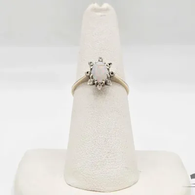 742 14kt white gold ring with opal and diamonds 1 9g