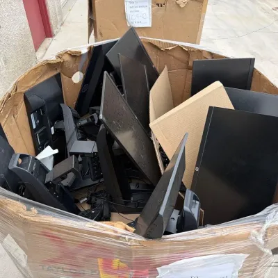 2510 monitors with stands keyboards and power cables
