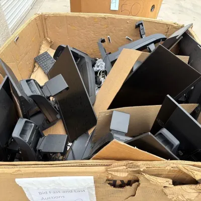 2622 monitors with stands keyboards and power cables