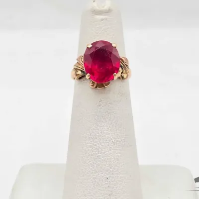 800 10kt gold ring with ruby 3 9g