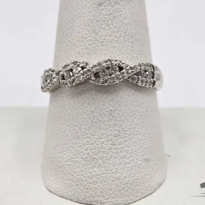 803 10kt white gold with diamonds 2 9g
