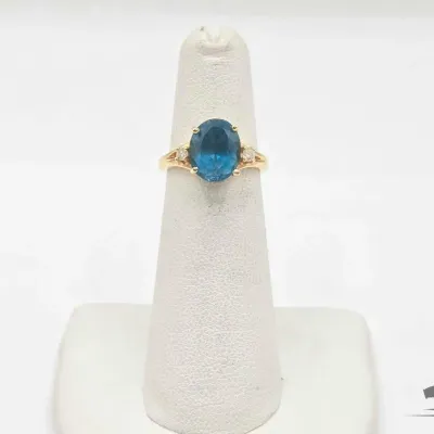 726 14kt gold ring with topaz and diamonds 3 6g
