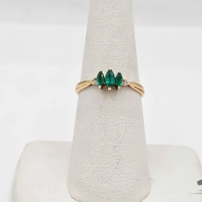 804 10kt gold ring with diamonds and jadeite 1 5g