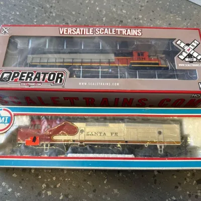 5036 two ho scale locomotive trains