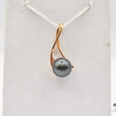724 14kt gold pendant with diamonds 3 8g