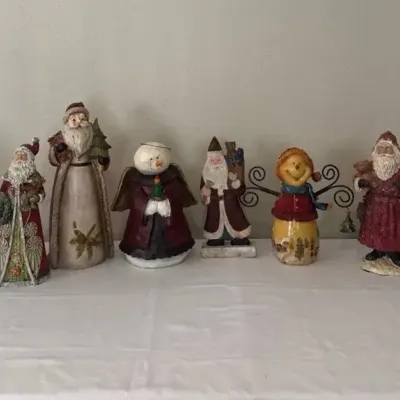 Eight Santas 