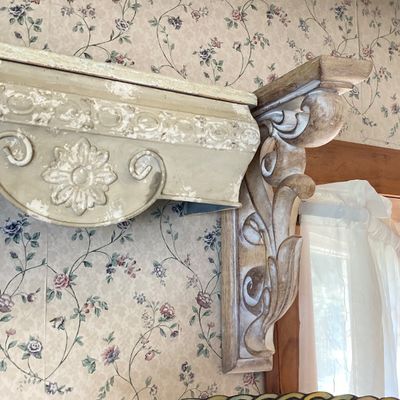LOT 232: Collection of Assorted Wall Sconces, Brackets and Hanging Shelves (Wood, Metal and Resin)