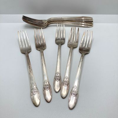 LOT 316: Rogers Bros "First Love" Silver Plated Flatware